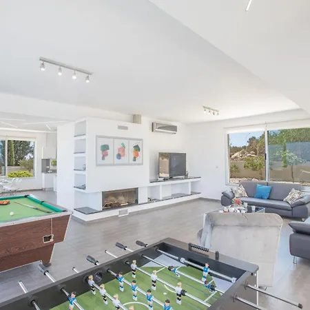 Ferienvilla Chloe Mit Terrasse Und Garten By Interhome