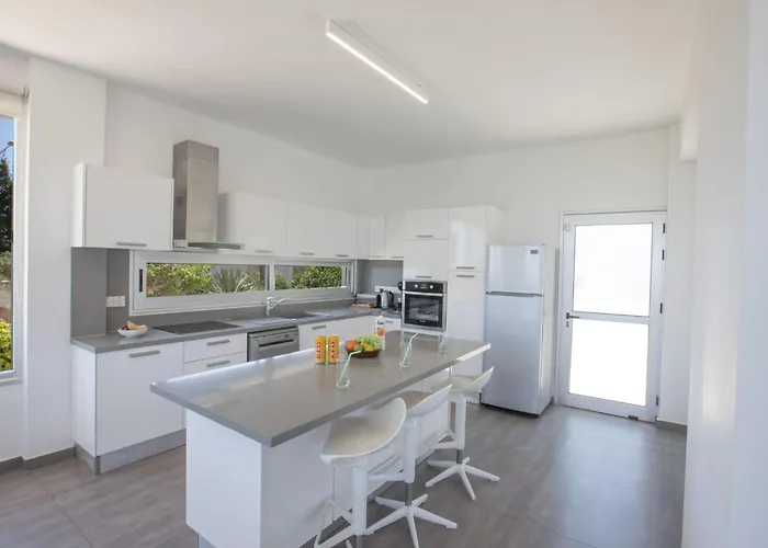 Ferienvilla Chloe Mit Terrasse Und Garten By Interhome